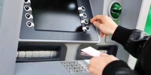 رسوم السحب والاستعلام من ماكينات الصراف الآلي "ATM" في 10 بنوك لعام 2025 