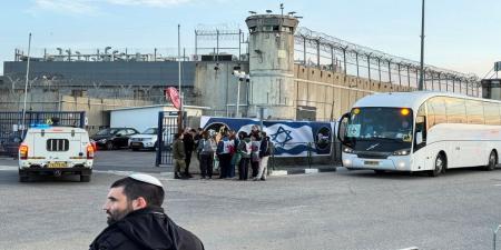 الإفراج عن 90 أسيرا فلسطينيا ضمن المرحلة الأولى لوقف إطلاق النار في غزة