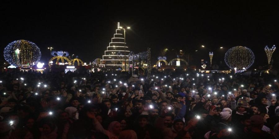 مئات السوريين يستقبلون في ساحة الأمويين بدمشق العام الجديد يحدوهم "الأمل"