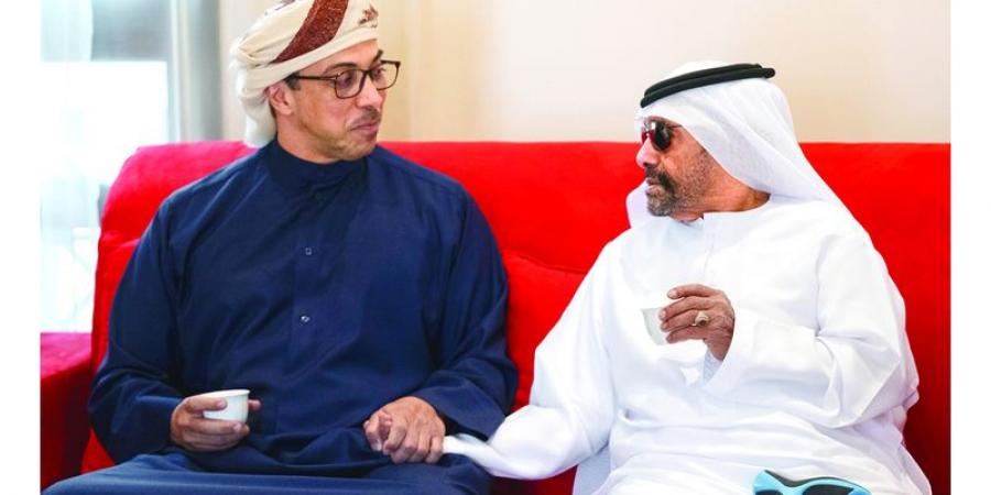 منصور بن زايد يعزي حميد حمد دلموك الظاهري في وفاة زوجته