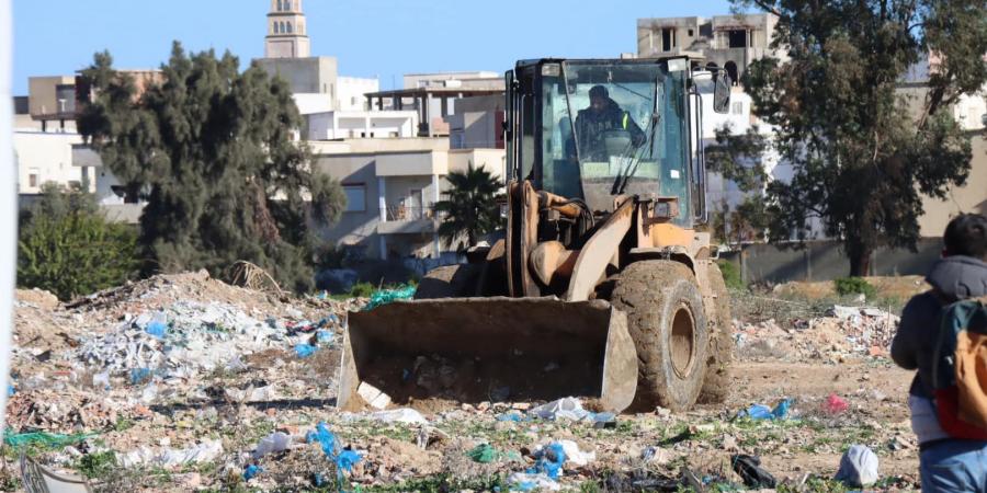 بن عروس: تواصل عمليات رفع الفواضل وأشغال النظافة على مستوى محيط السوق الأسبوعي بالمروج 3