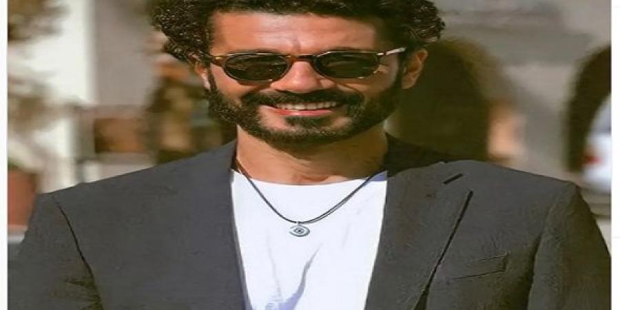 خالد النبوي يخطف الأنظار على السجادة الحمراء في مهرجان القاهرة السينمائي