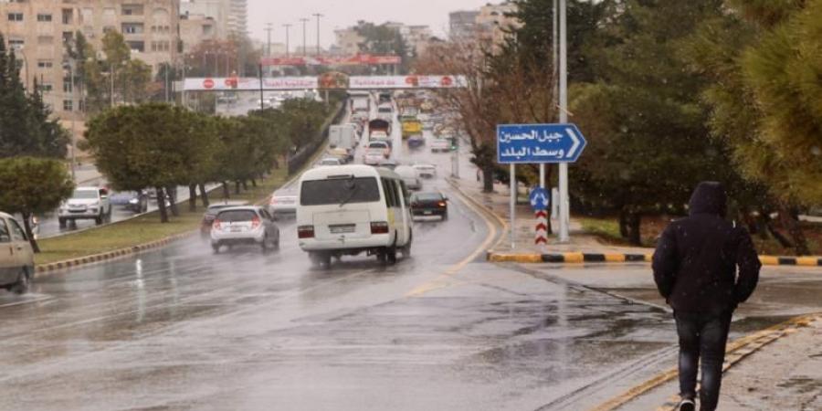 زخات من الأمطار تشهدها الآن بعض أحياء العاصمة عمّان .. فيديو